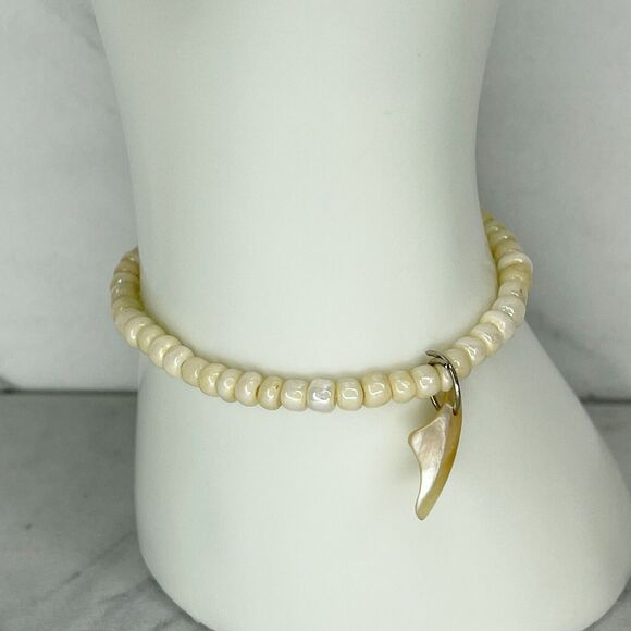 Shell Charm Beaded Stretch Bracelet - Picture 6 of 8